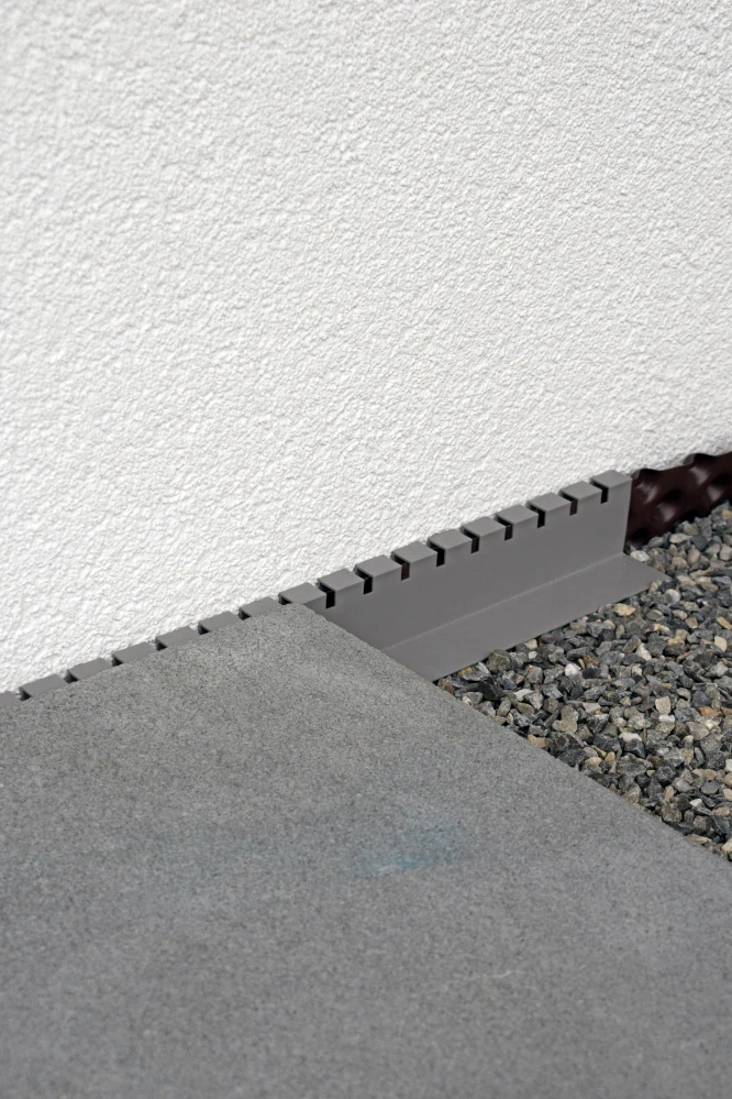 Stěnový dilatační plastový profil "DISTO" (Ral 7043 tmavě šedá, 57 mm)