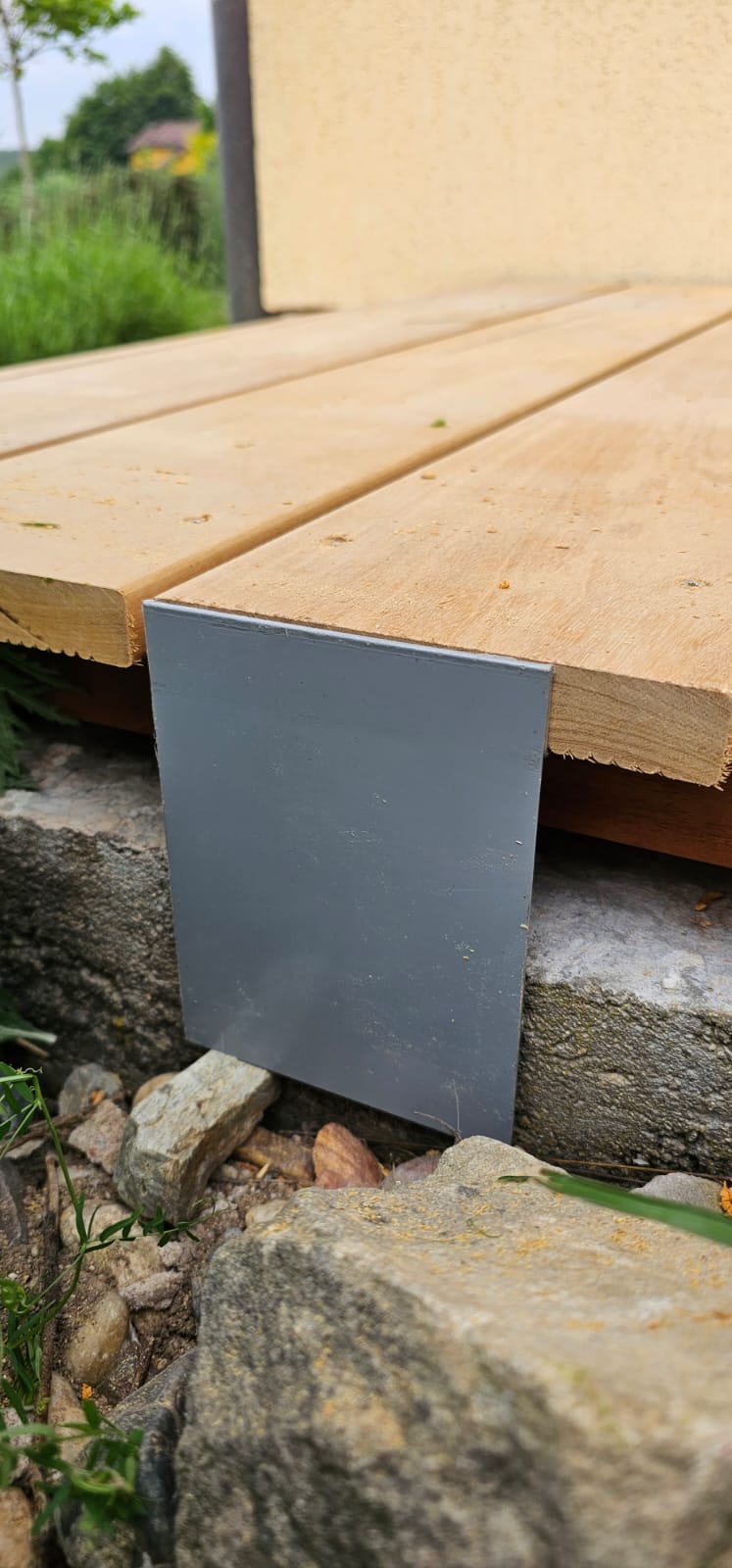 Ukončovací profil pro dřevěné nebo WPC terasy (hnědá RAL 8017)