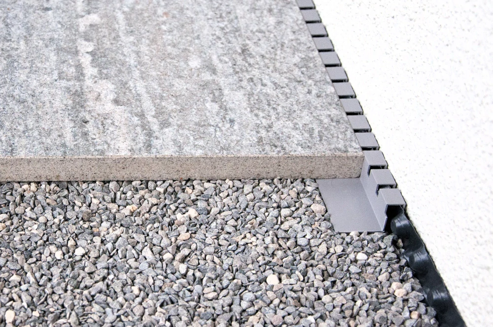 Stěnový dilatační plastový profil "DISTO" (Ral 7043 tmavě šedá, 57 mm)