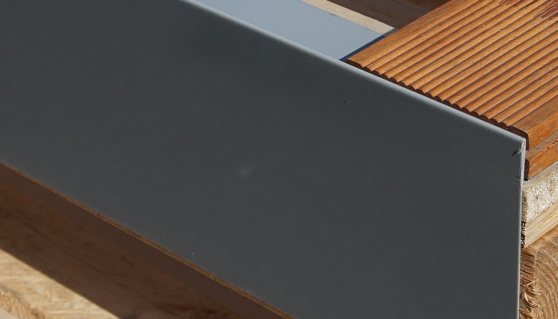 Ukončovací profil pro dřevěné nebo WPC terasy 170 mm (hnědá RAL 8017)